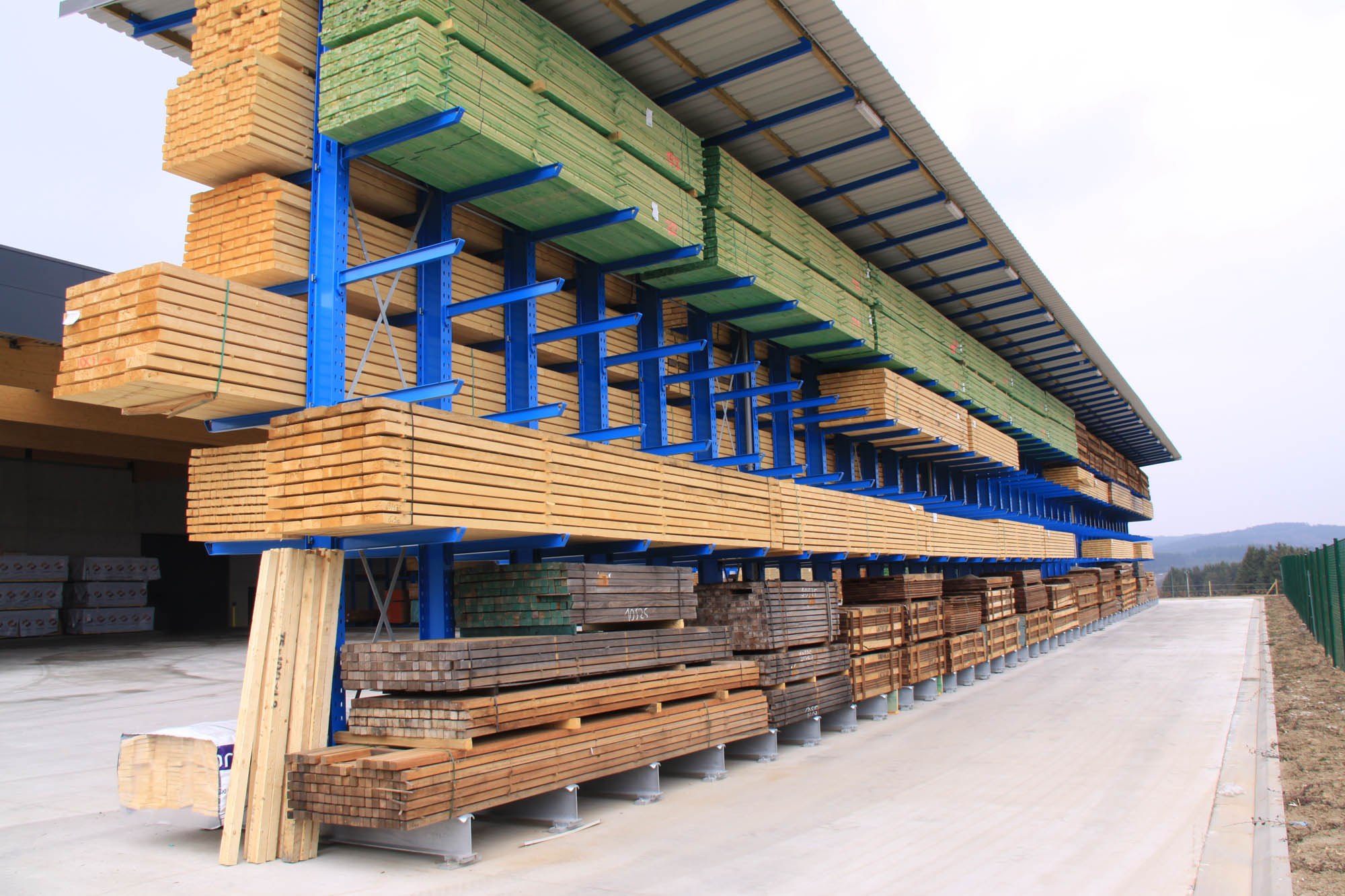 cantilever racking with roof in the timber trade