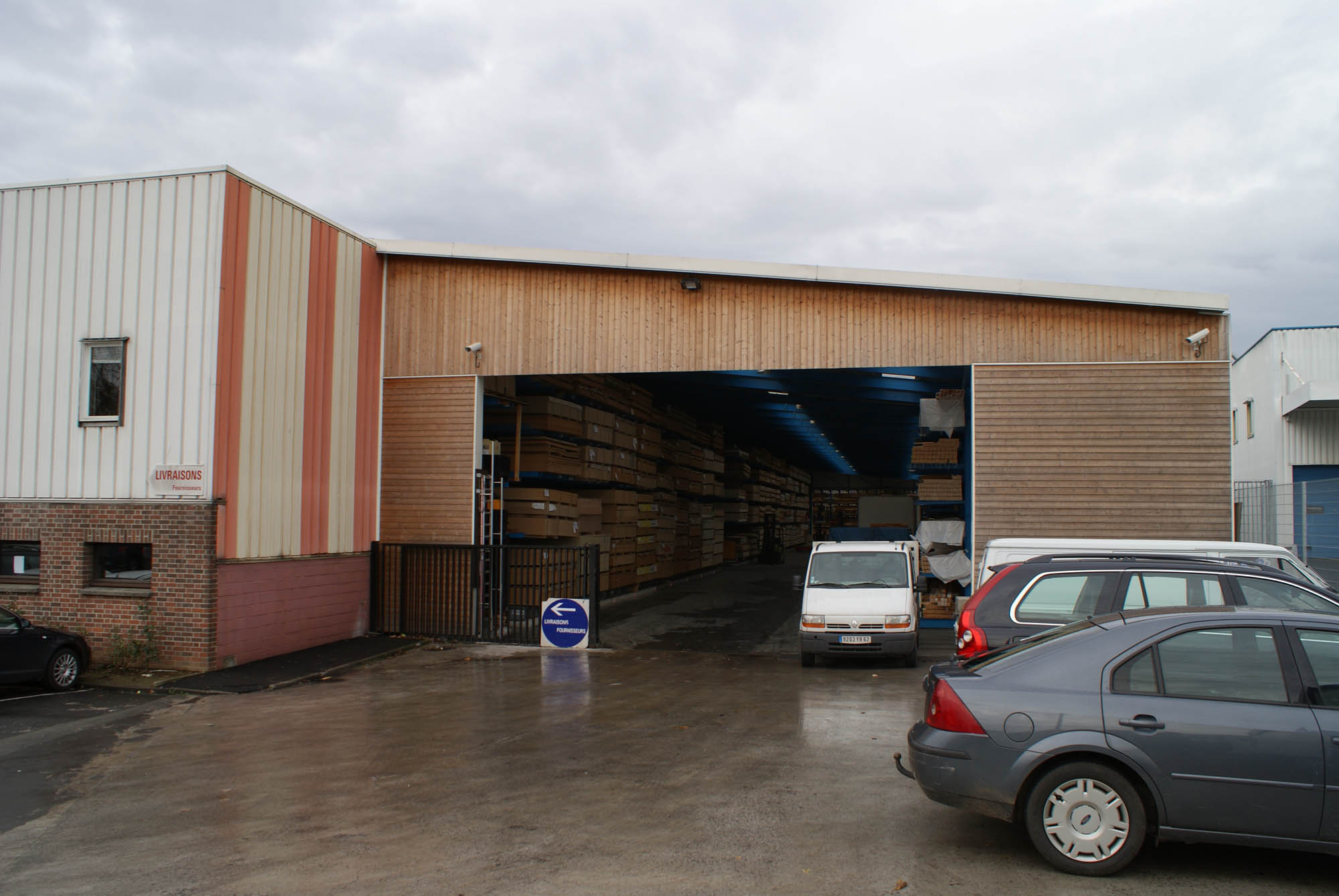 cantilever racking with roof for timber storage